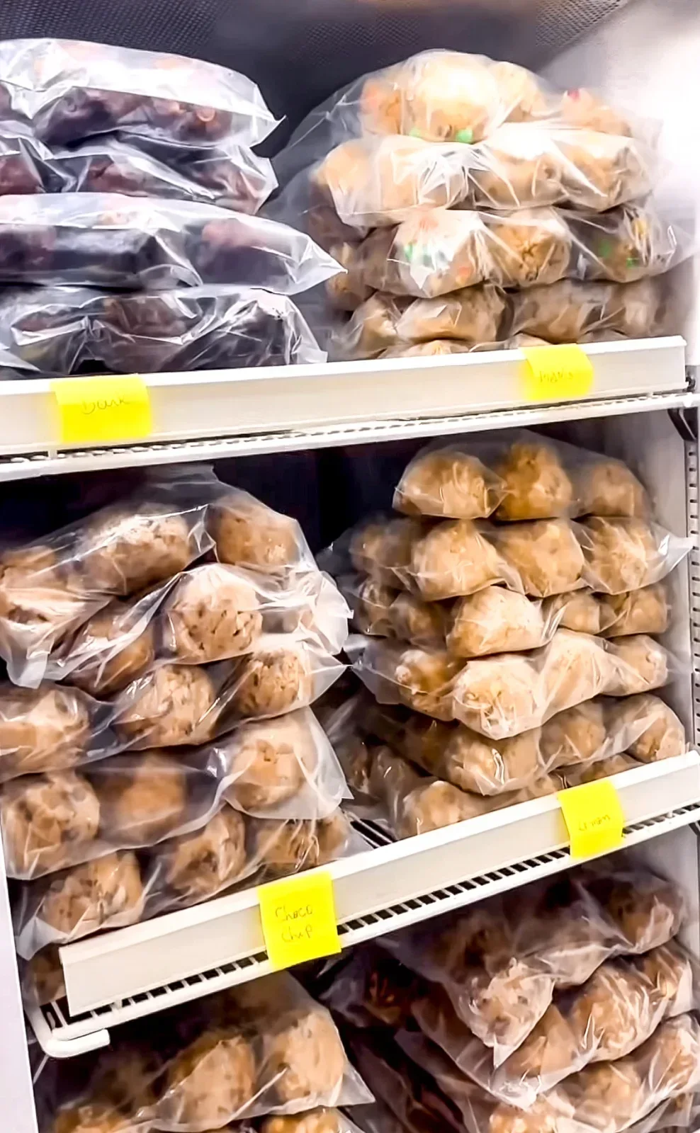 Cookies embaladas en bolsas y organizadas en estantes de refrigeración