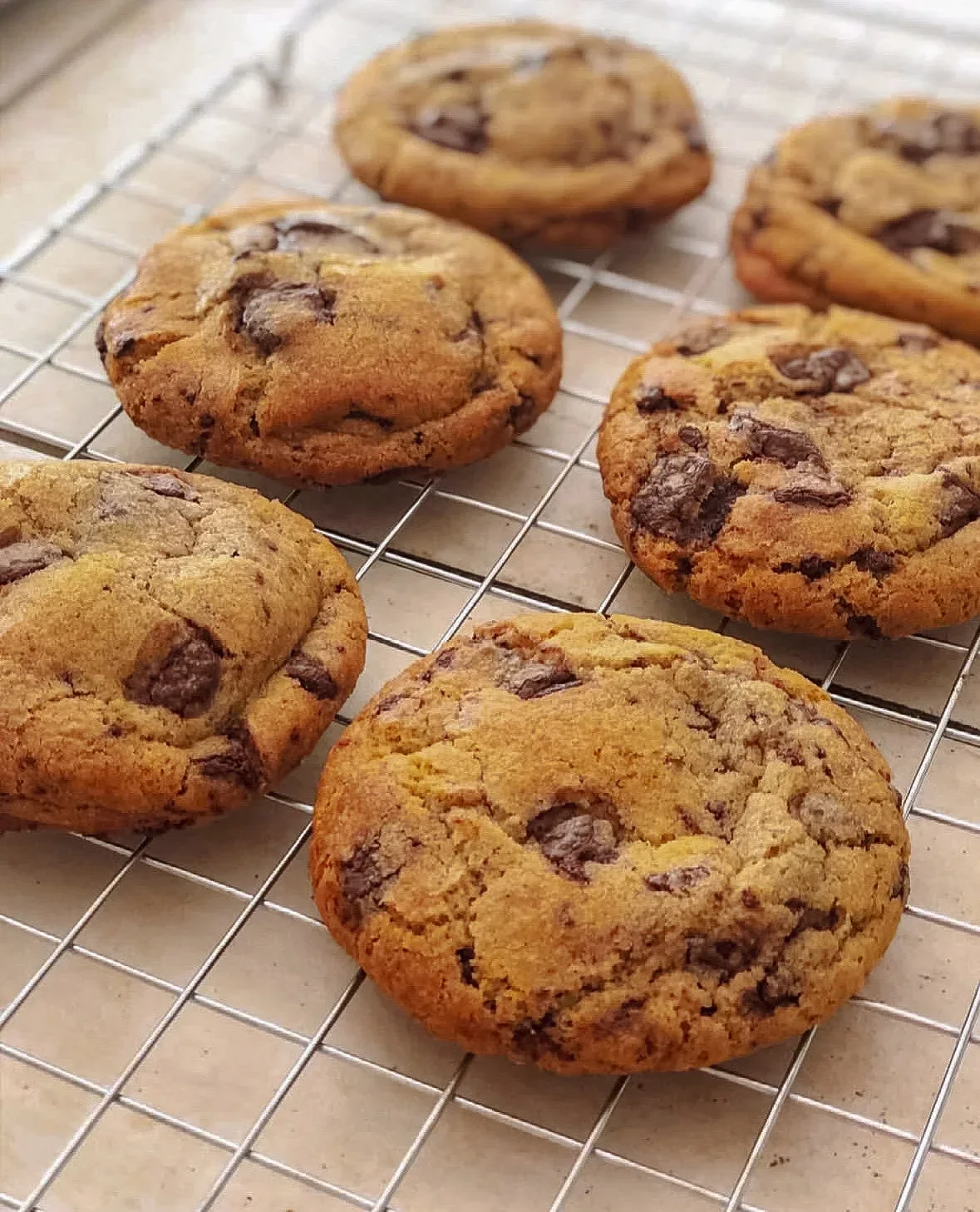 Cookies clásicas con chips de chocolate enfriándose sobre una rejilla